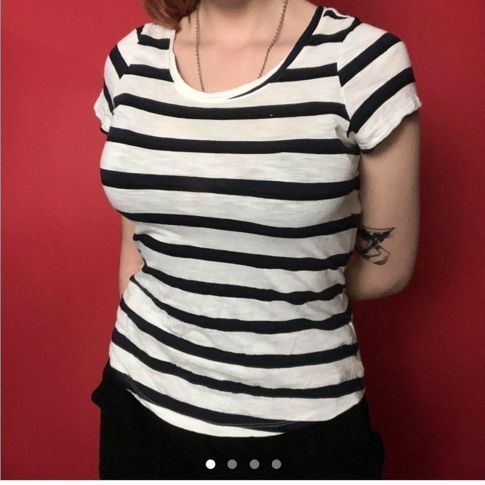 Simple striped tee shirt 🖤🤍